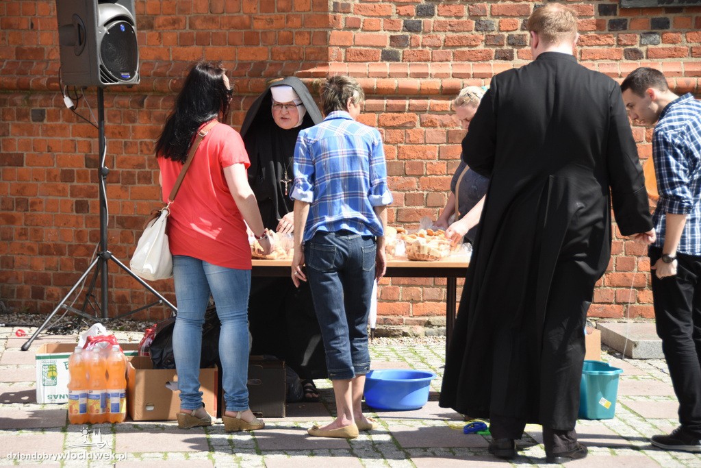 Dzień dziecka przed katedrą we Włocławku