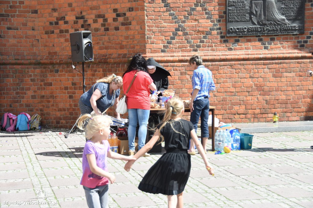 Dzień dziecka przed katedrą we Włocławku