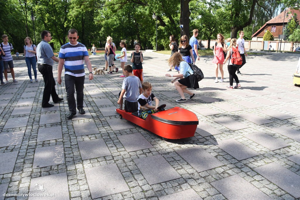 Dzień dziecka przed katedrą we Włocławku