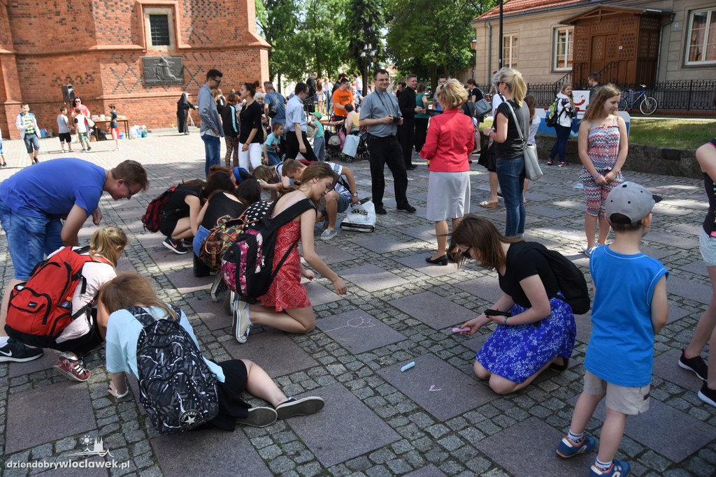 Dzień dziecka przed katedrą we Włocławku