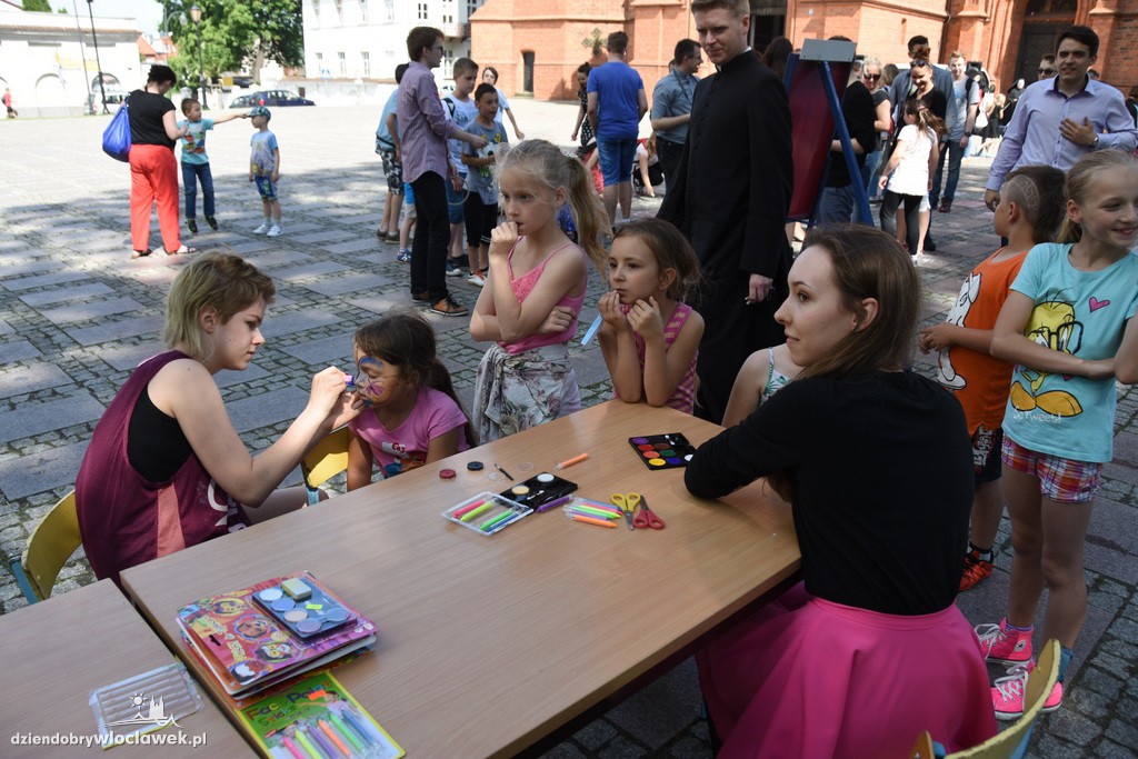 Dzień dziecka przed katedrą we Włocławku