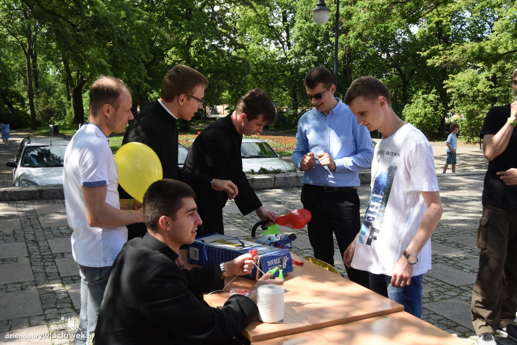 Dzień dziecka przed katedrą we Włocławku