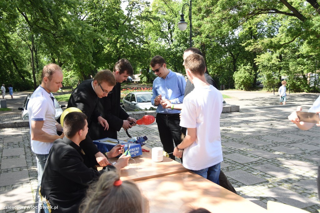 Dzień dziecka przed katedrą we Włocławku