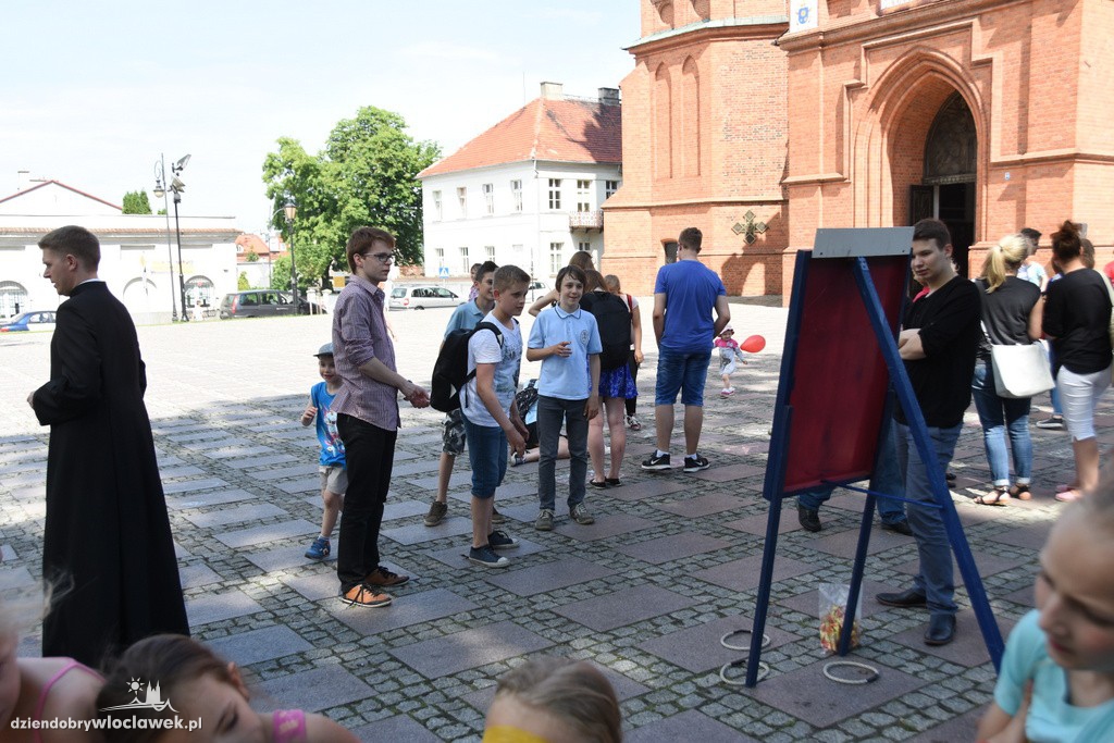 Dzień dziecka przed katedrą we Włocławku