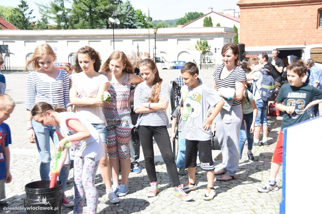 Dzień dziecka przed katedrą we Włocławku