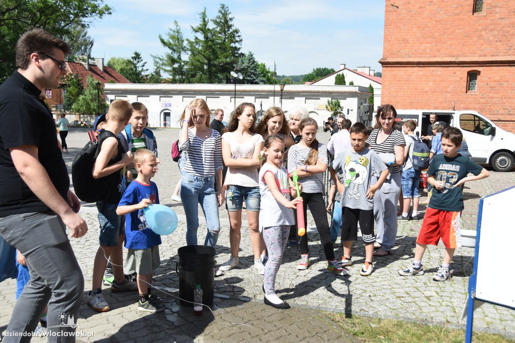Dzień dziecka przed katedrą we Włocławku