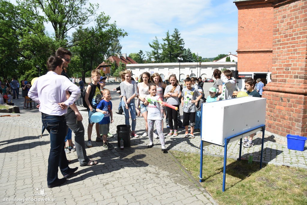 Dzień dziecka przed katedrą we Włocławku
