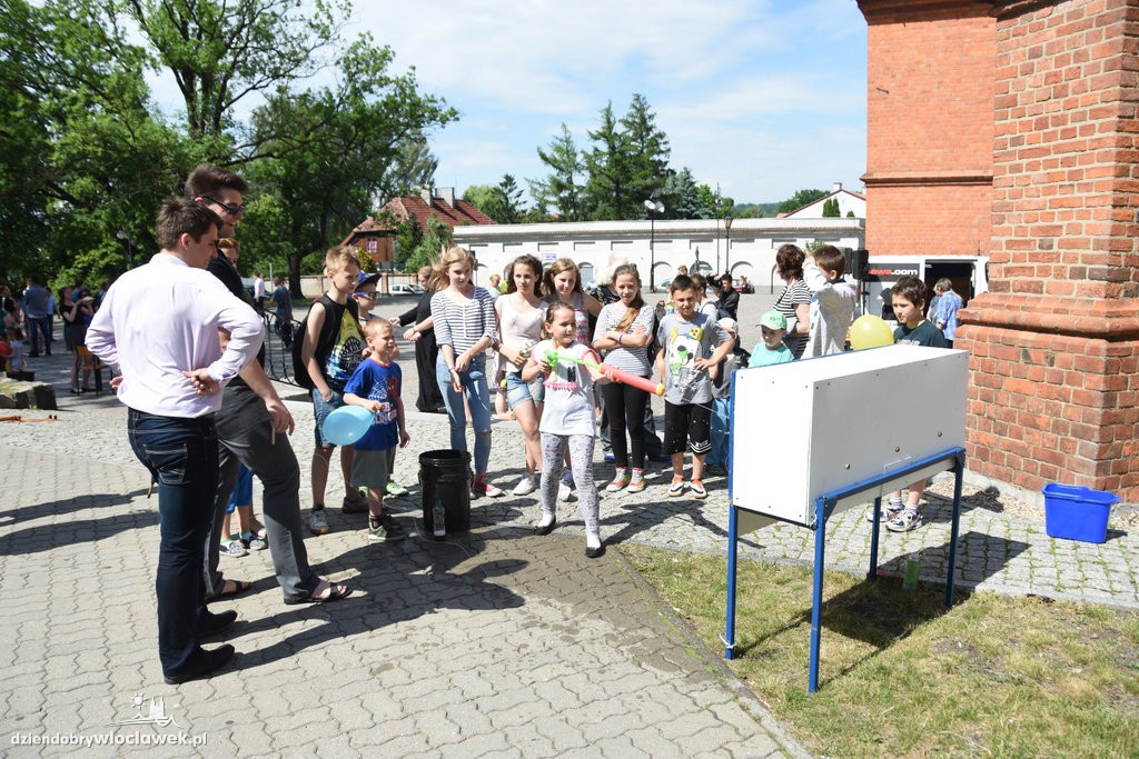 Dzień dziecka przed katedrą we Włocławku