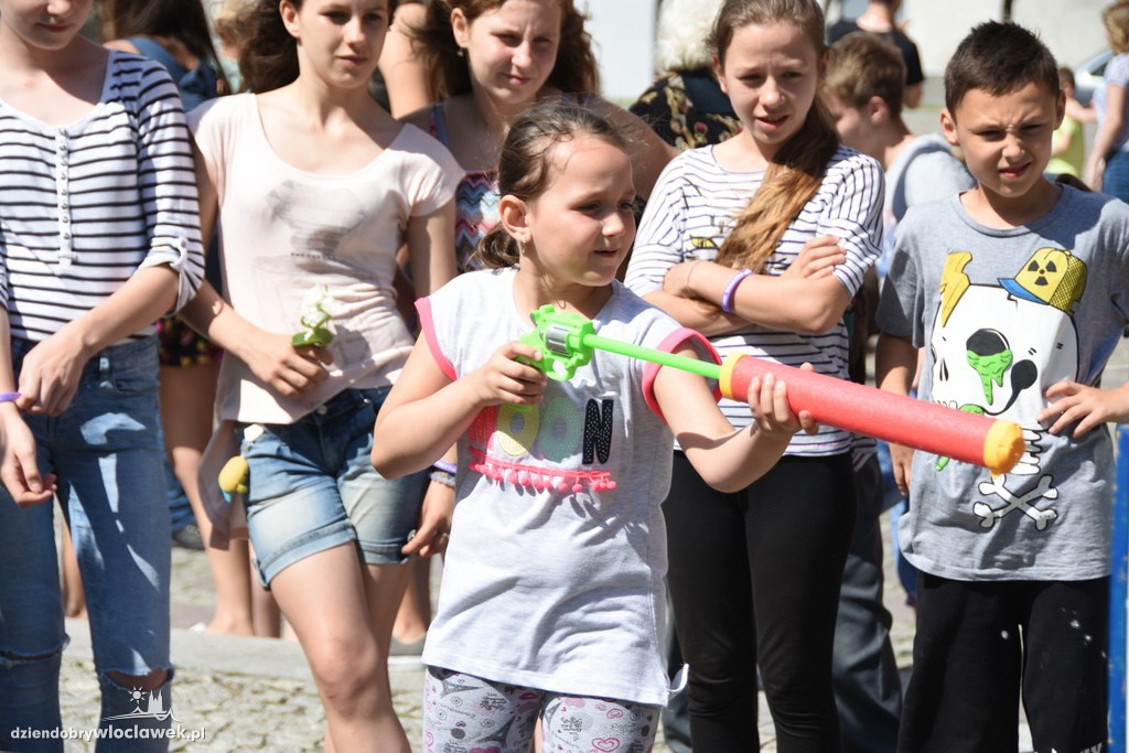 Dzień dziecka przed katedrą we Włocławku
