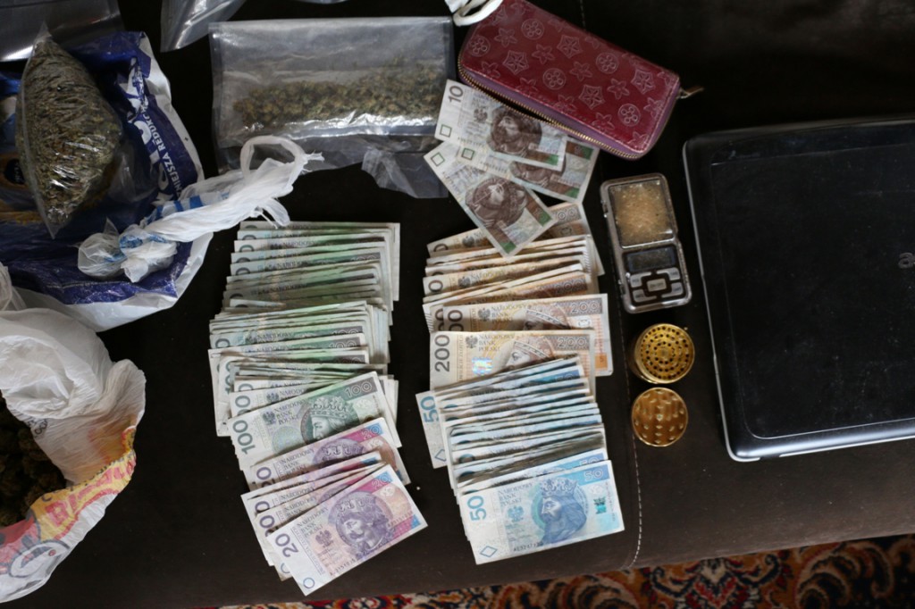 W mieszkaniu 27-latka z Wiejskiej policja znalazła narkotyki warte 100 tys. zł