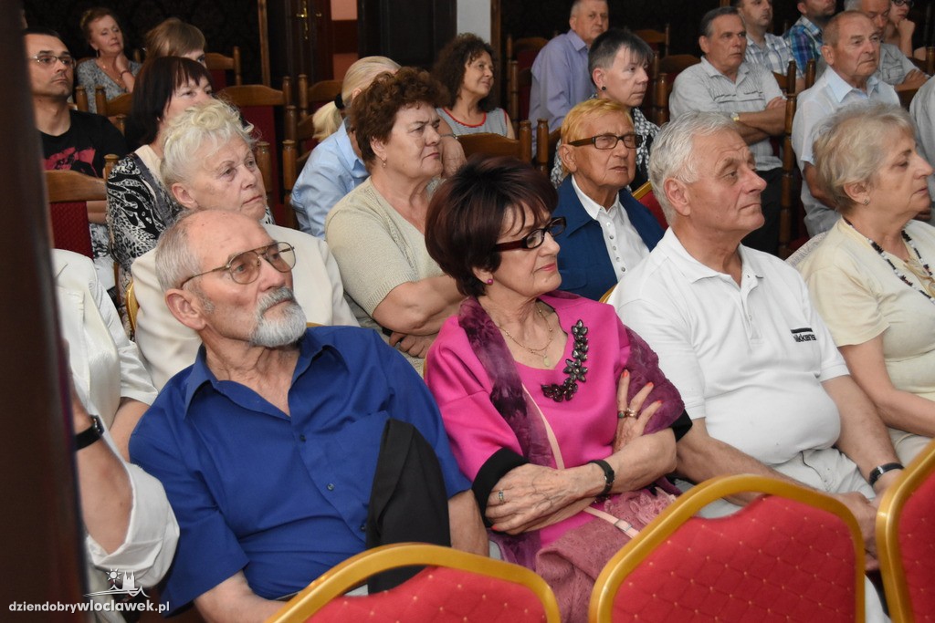Honor na bruku w Starej Remizie