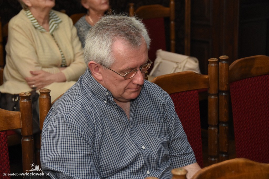 Honor na bruku w Starej Remizie