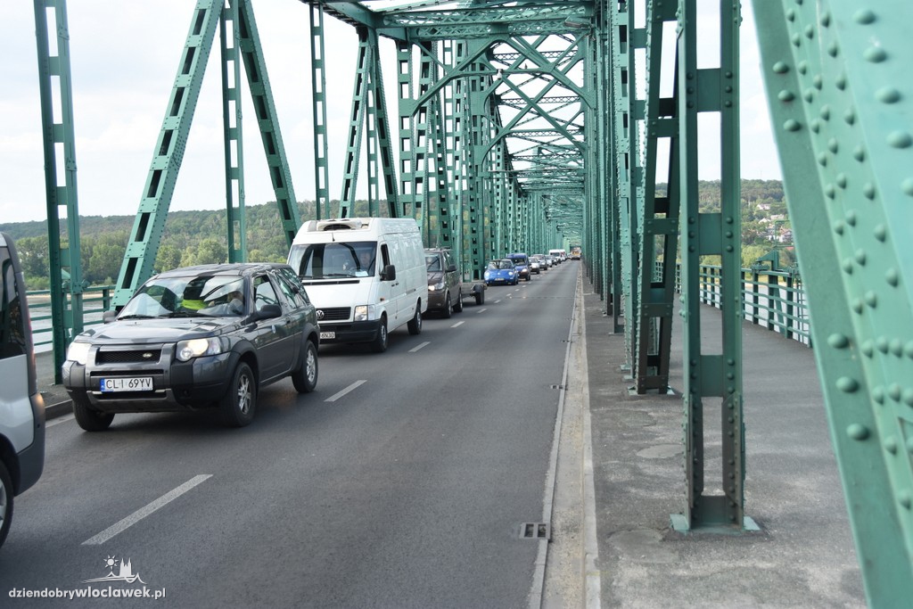 Kolizja trzech aut na moście stalowym