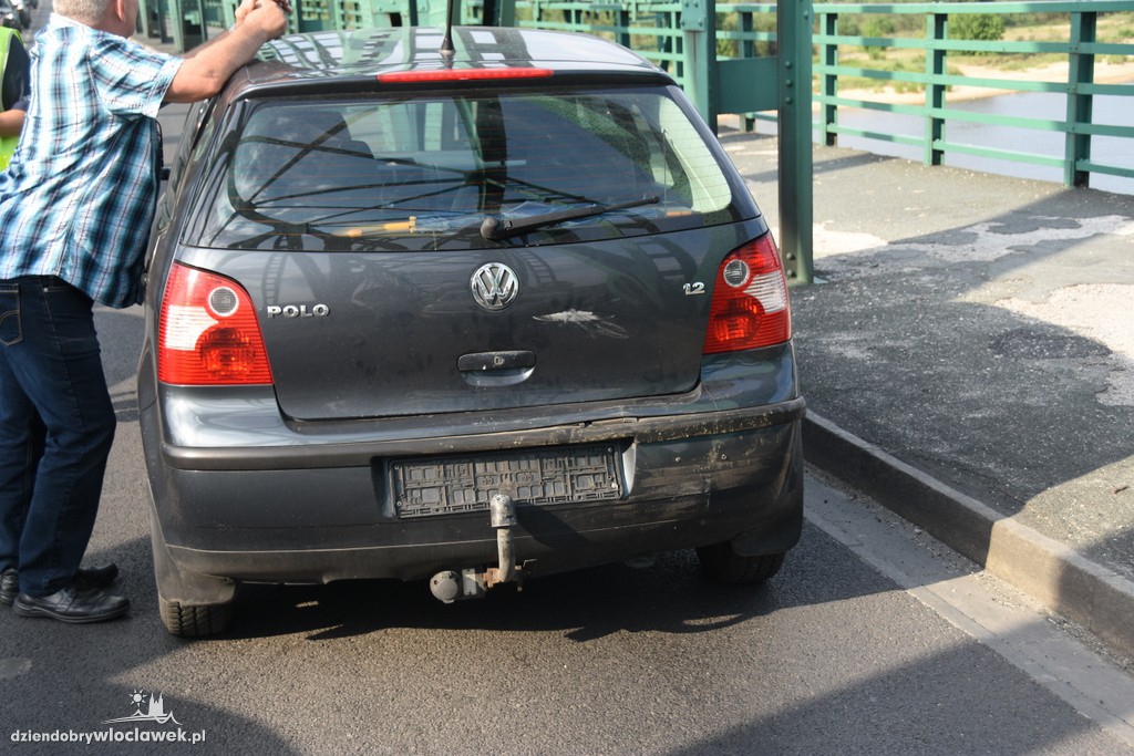 Kolizja trzech aut na moście stalowym