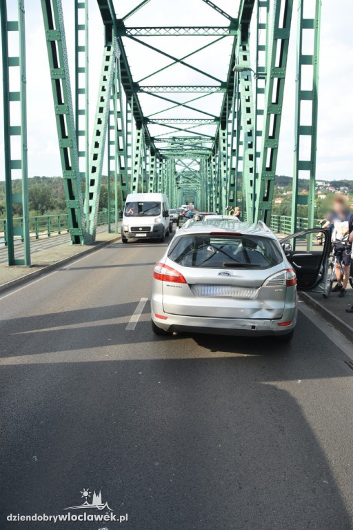 Kolizja trzech aut na moście stalowym