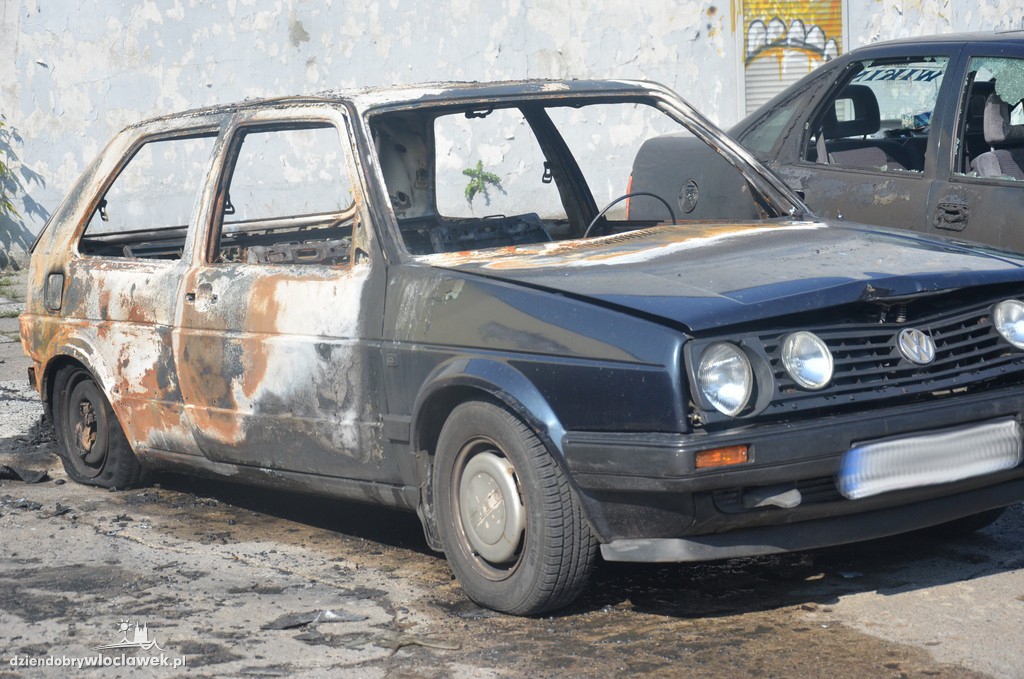 Pożar trzech aut na oś. Południe