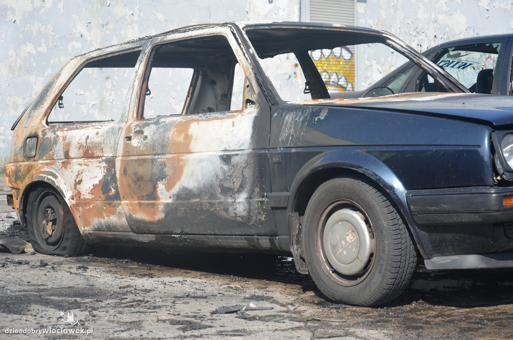Pożar trzech aut na oś. Południe
