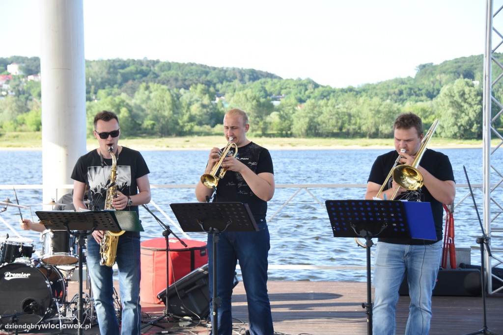 Jokolavie Band na pływającej scenie