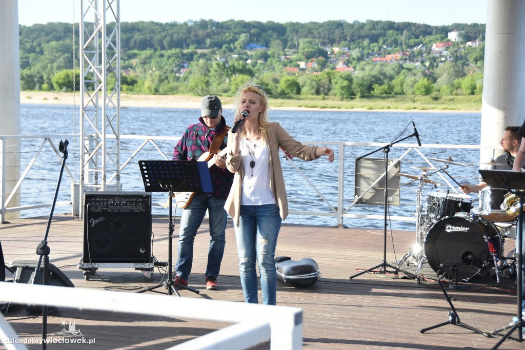 Jokolavie Band na pływającej scenie