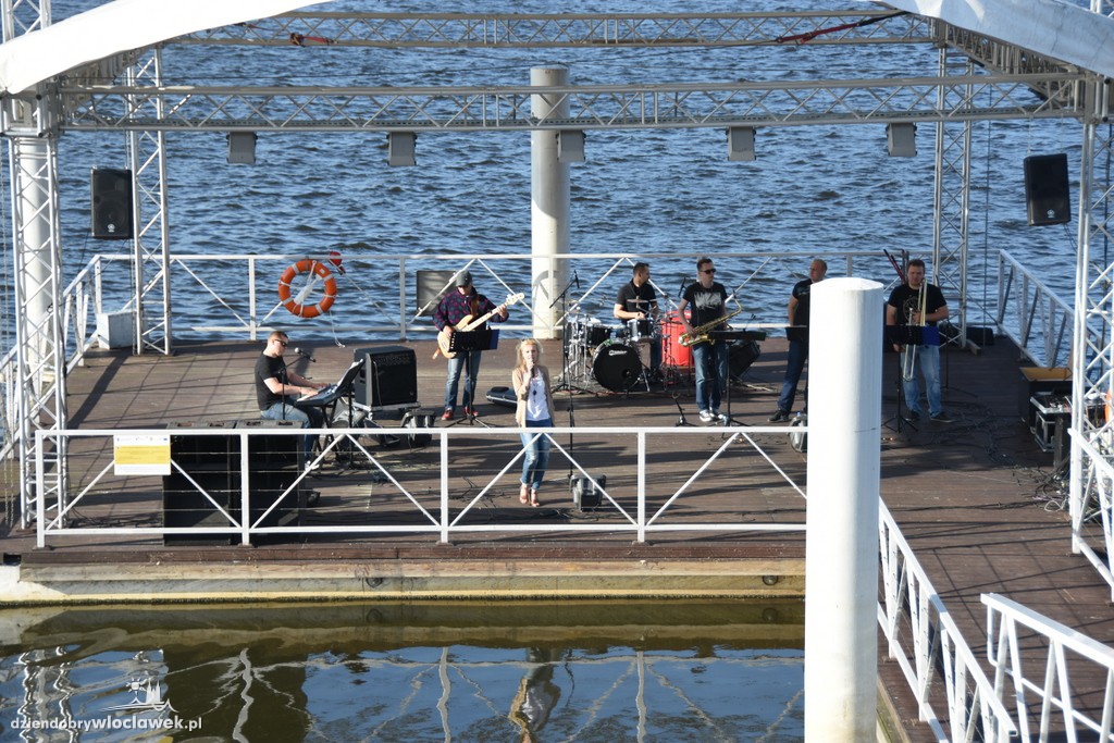 Jokolavie Band na pływającej scenie
