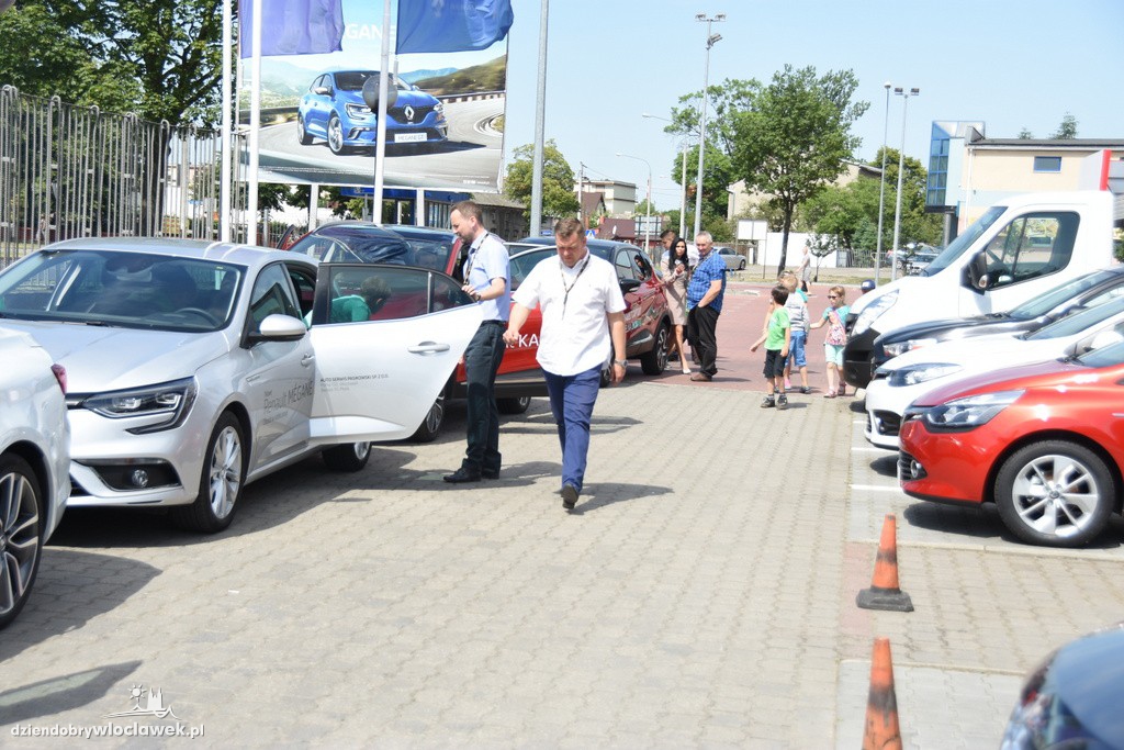 Dzieci w salonie Renault