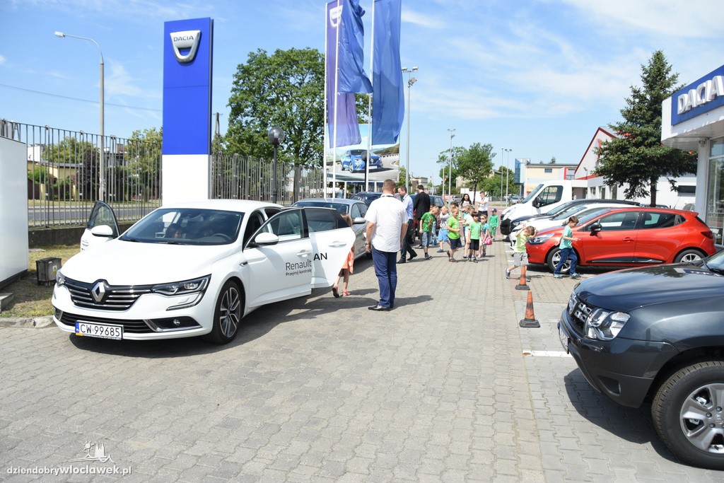 Dzieci w salonie Renault