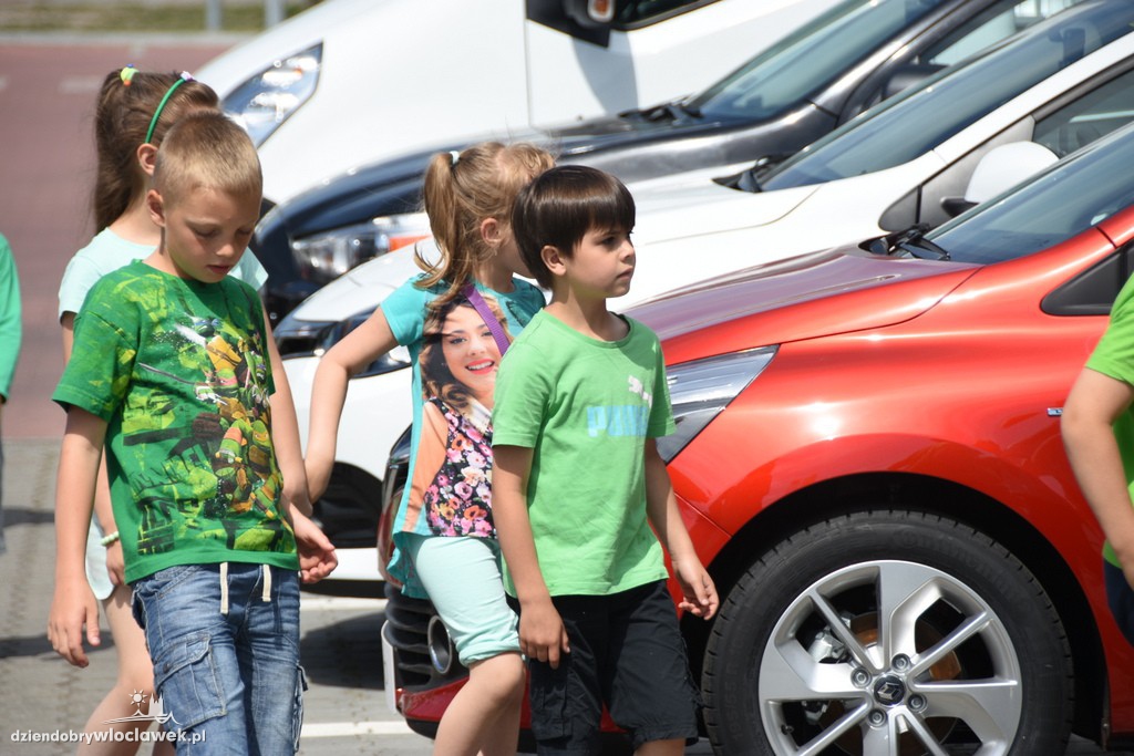 Dzieci w salonie Renault