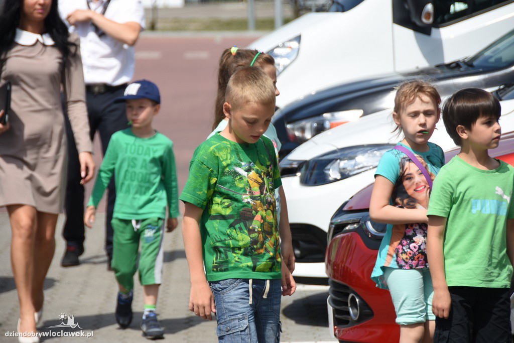 Dzieci w salonie Renault
