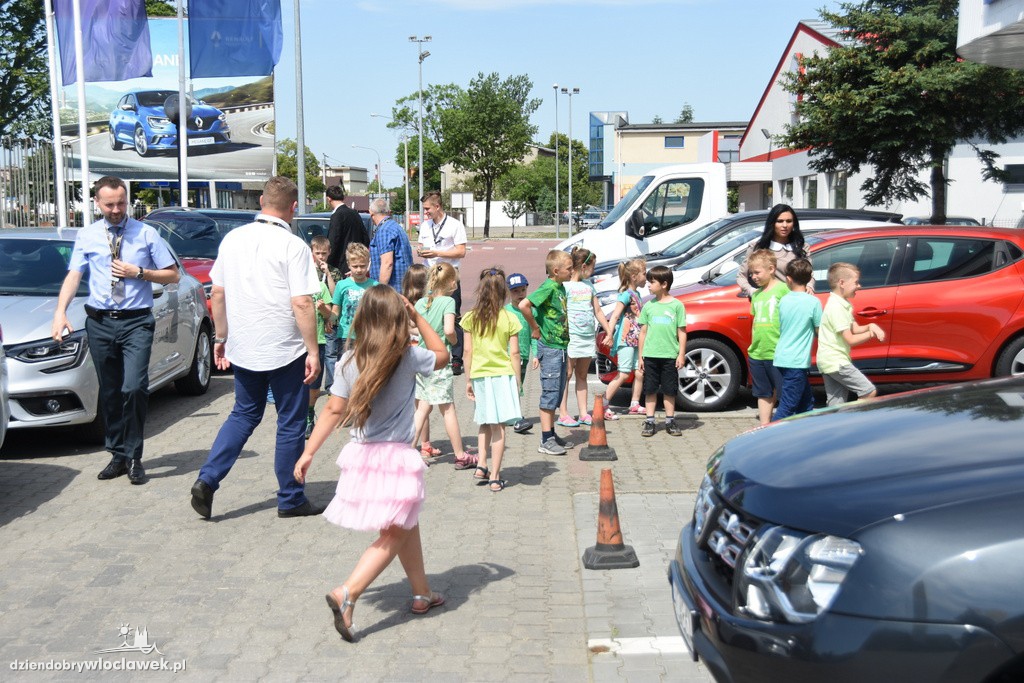 Dzieci w salonie Renault