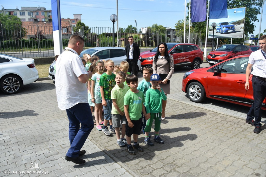 Dzieci w salonie Renault