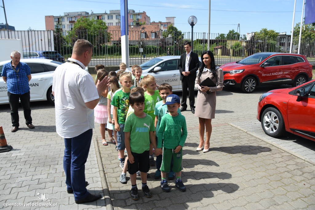Dzieci w salonie Renault
