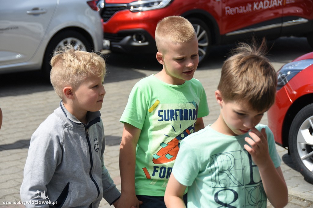 Dzieci w salonie Renault
