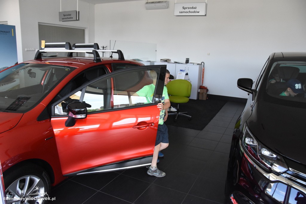 Dzieci w salonie Renault