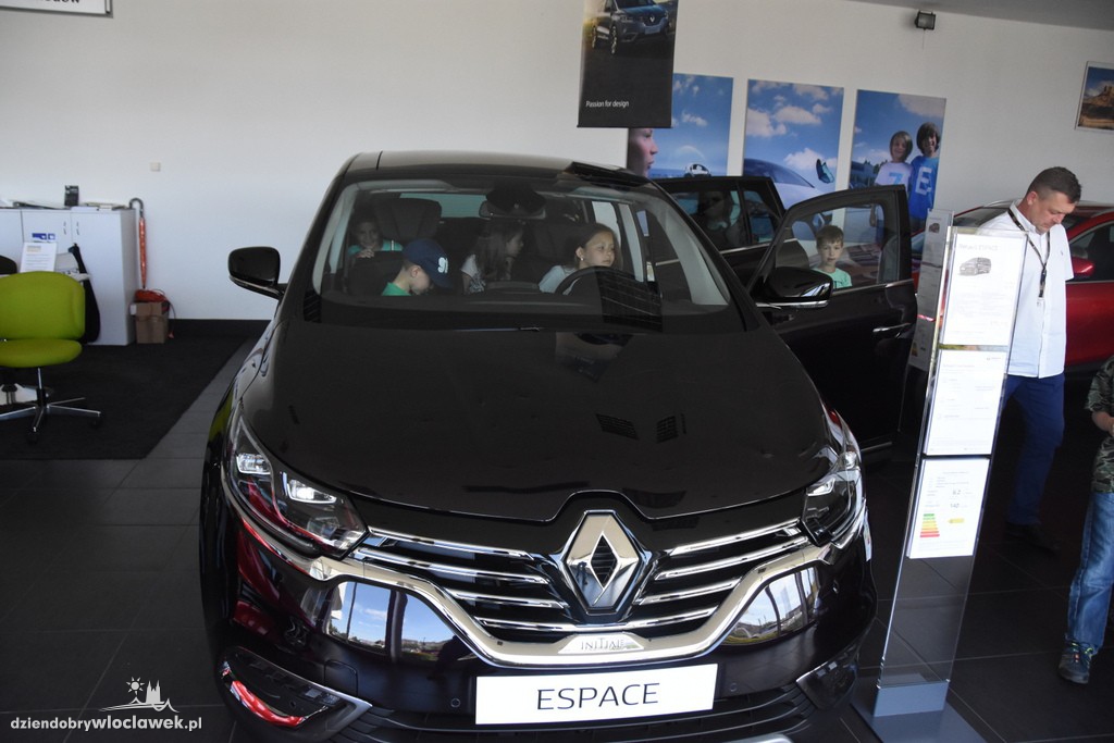 Dzieci w salonie Renault
