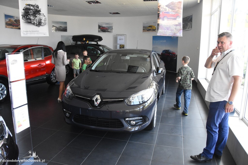 Dzieci w salonie Renault