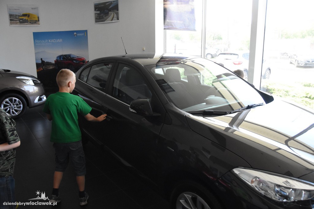 Dzieci w salonie Renault
