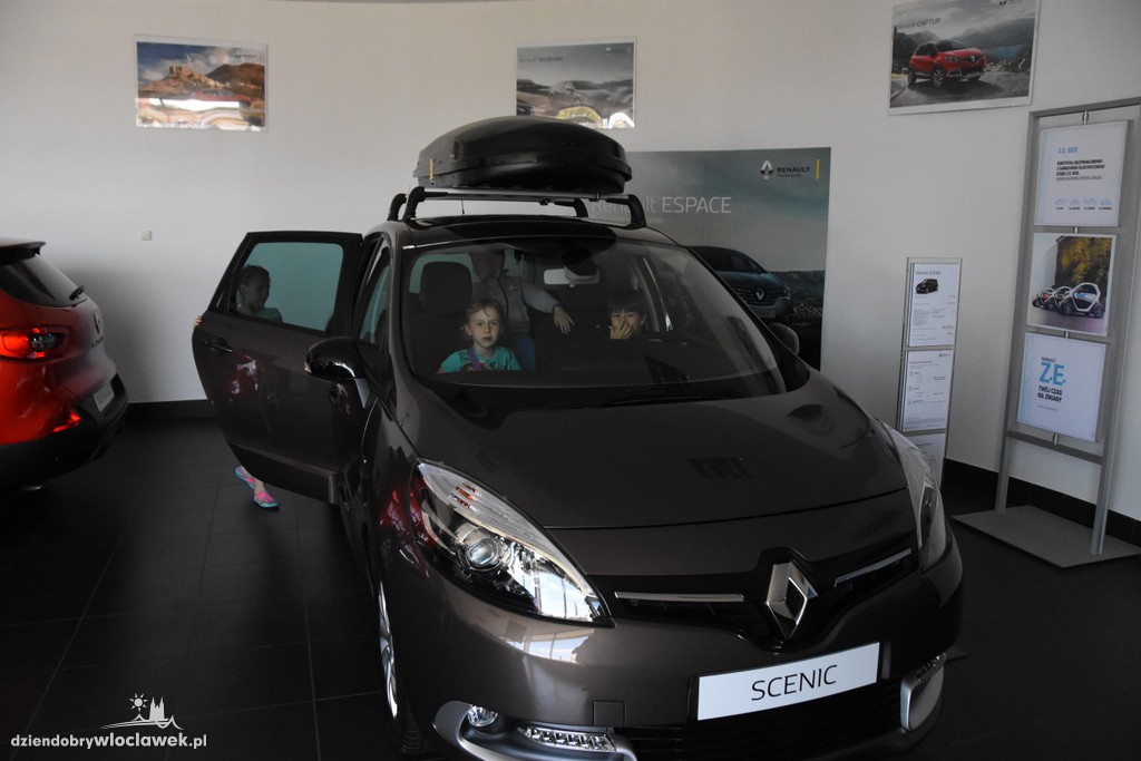 Dzieci w salonie Renault