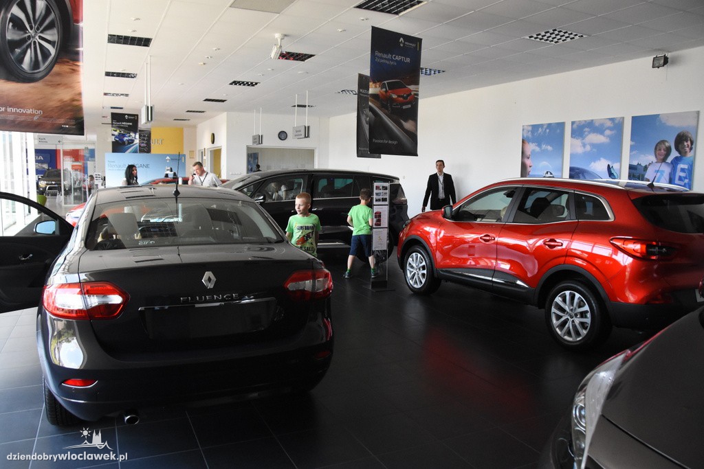 Dzieci w salonie Renault