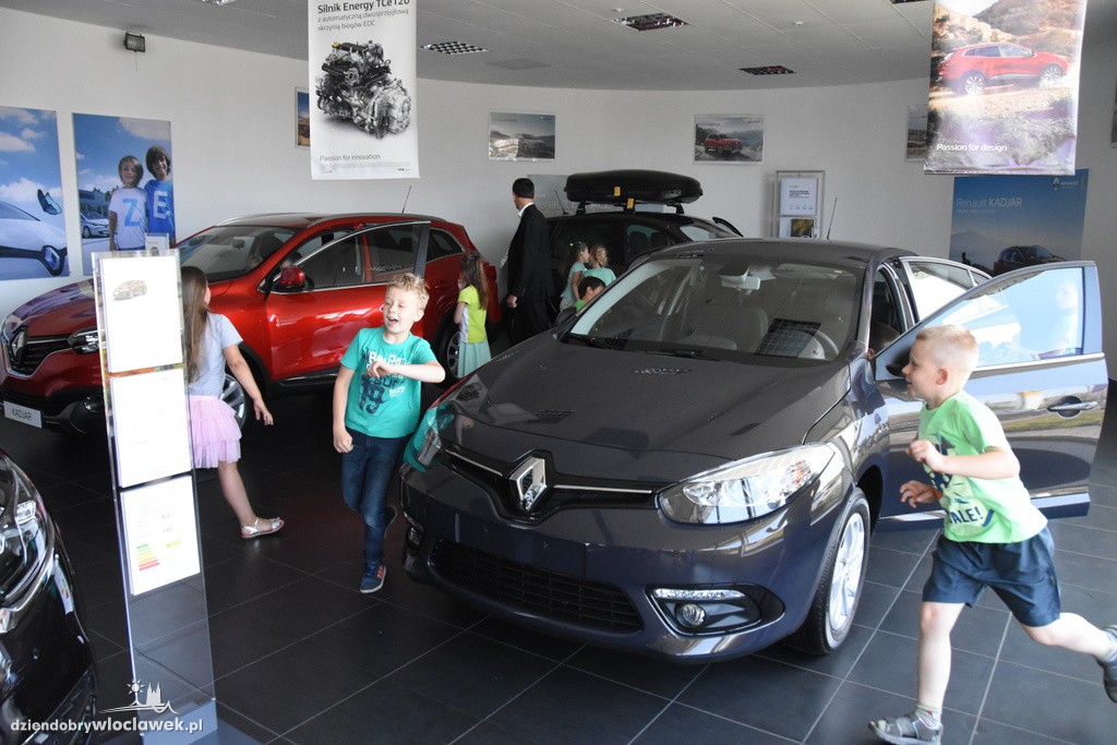 Dzieci w salonie Renault