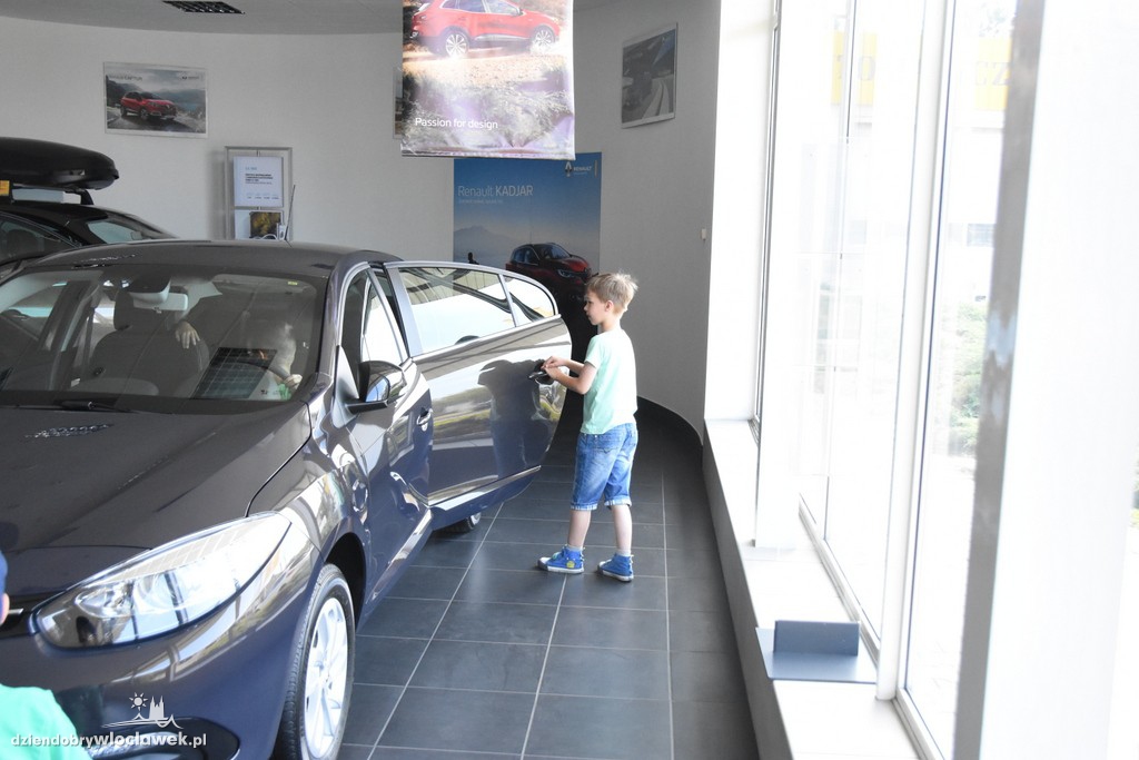Dzieci w salonie Renault