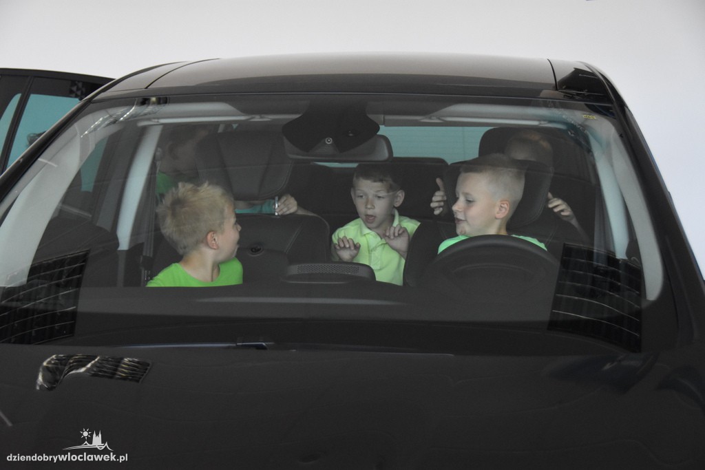 Dzieci w salonie Renault