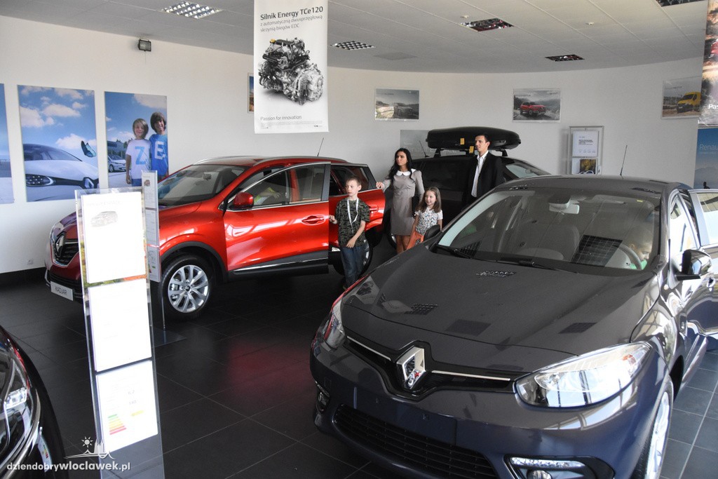 Dzieci w salonie Renault