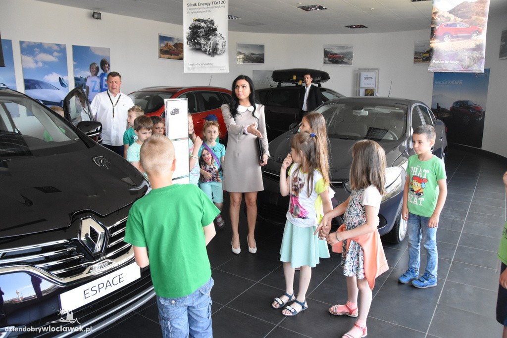 Dzieci w salonie Renault