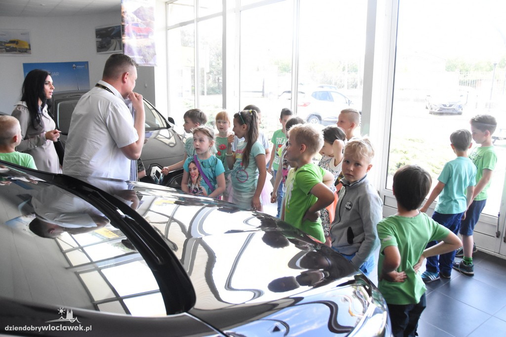 Dzieci w salonie Renault