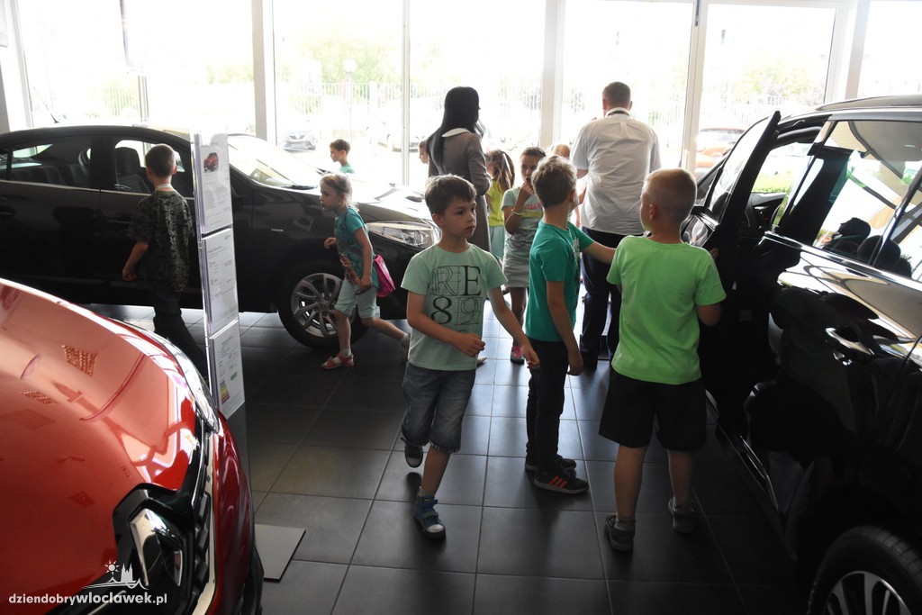 Dzieci w salonie Renault
