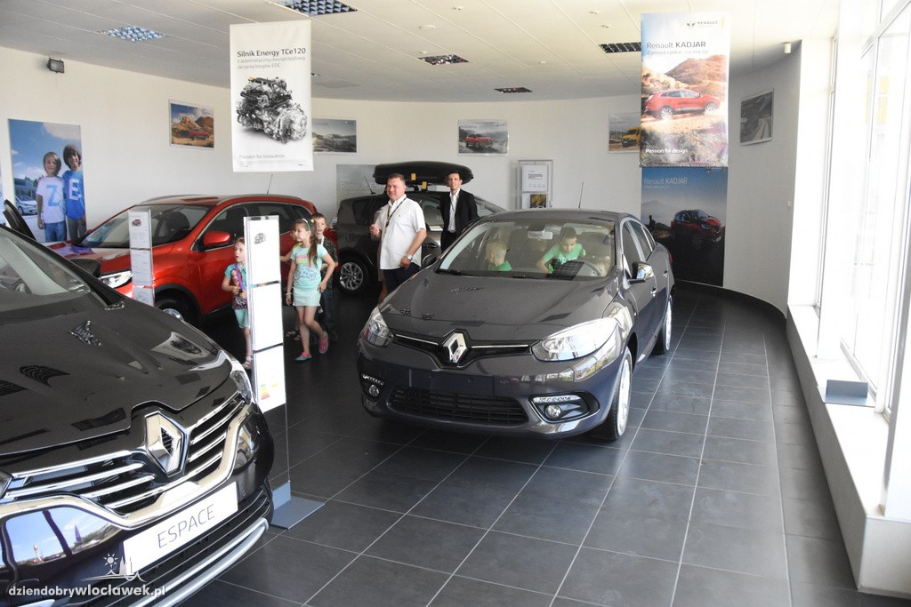 Dzieci w salonie Renault