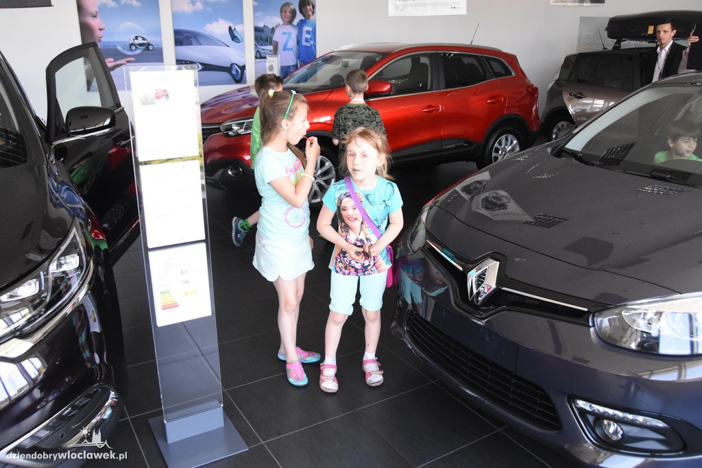 Dzieci w salonie Renault