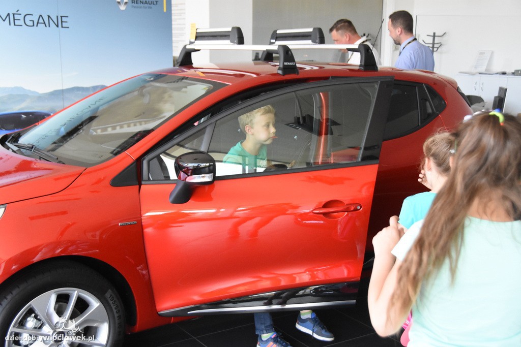 Dzieci w salonie Renault