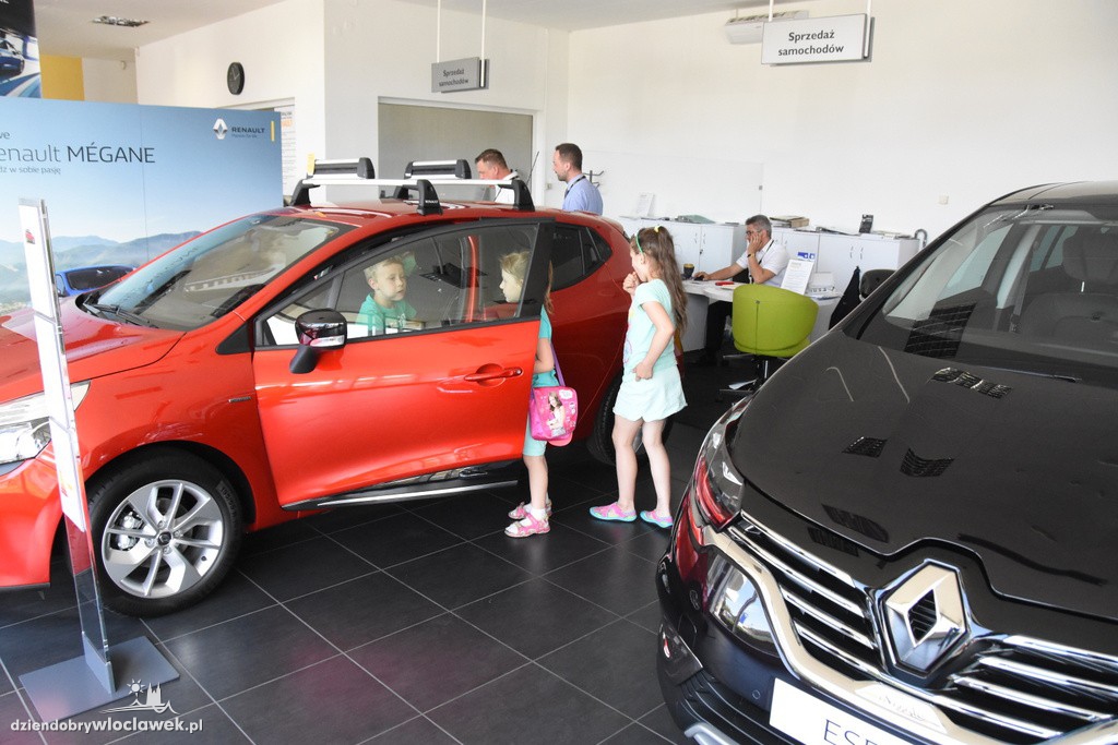 Dzieci w salonie Renault