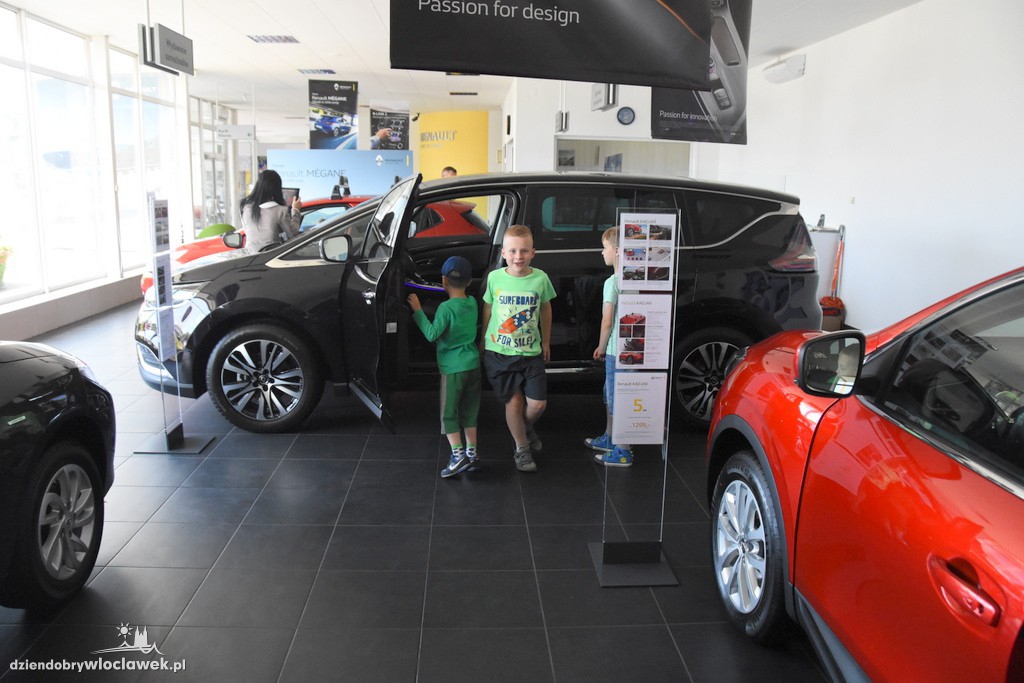 Dzieci w salonie Renault